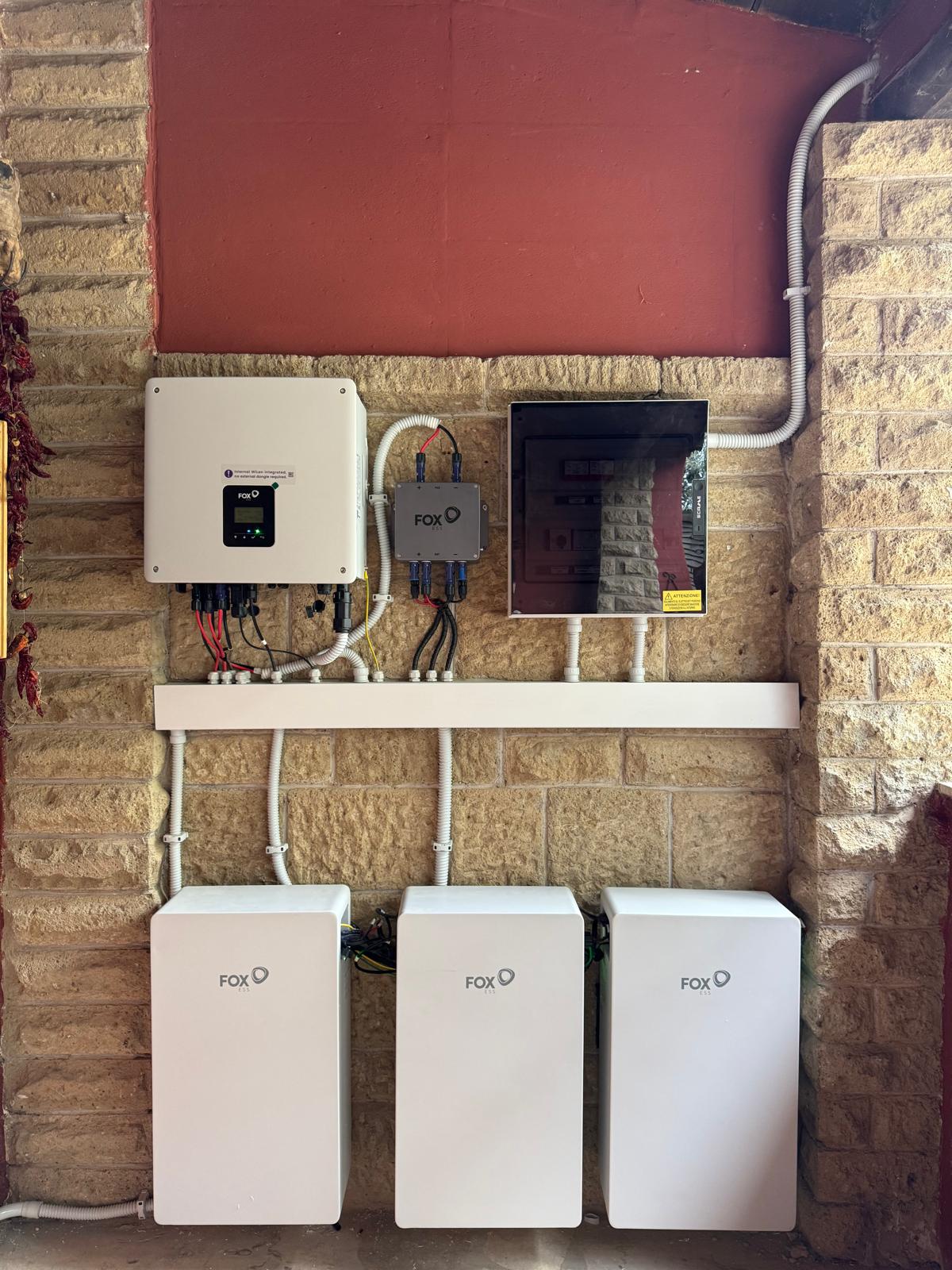 Sistema con inverter e batterie di accumulo installati a parete