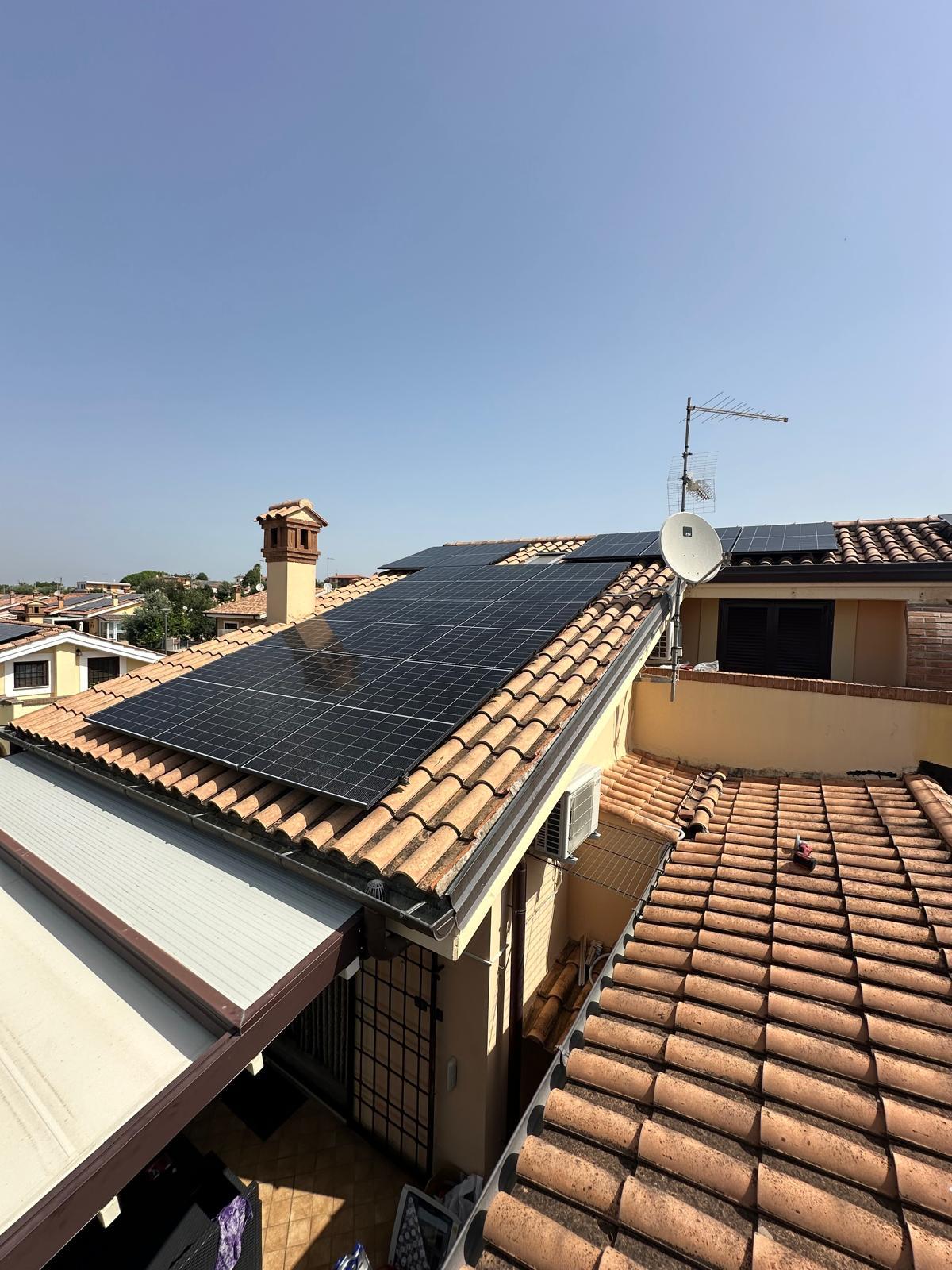 Impianto fotovoltaico realizzato su tetto in coppi