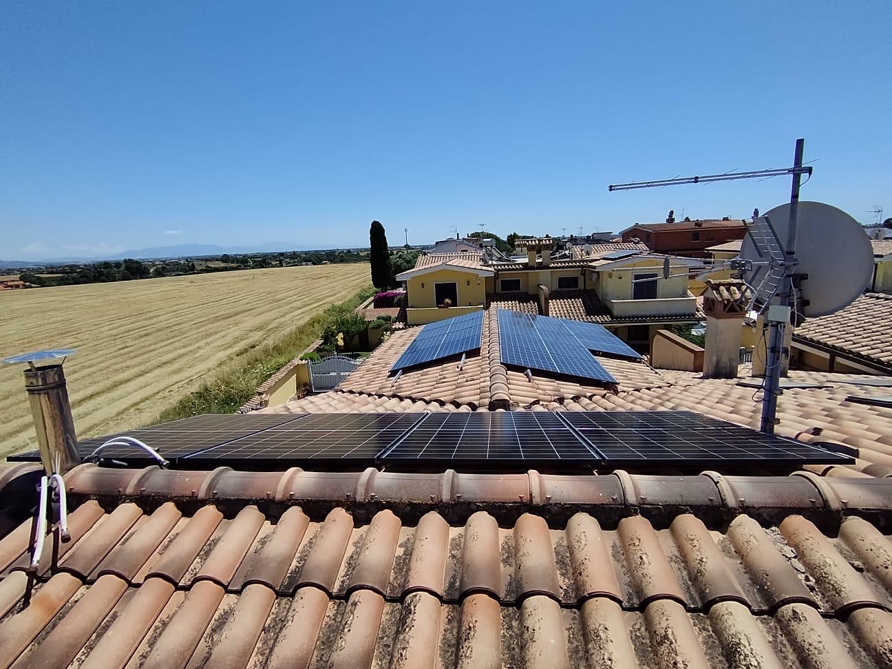 Impianto fotovoltaico su tetto con vista aperta sul paesaggio