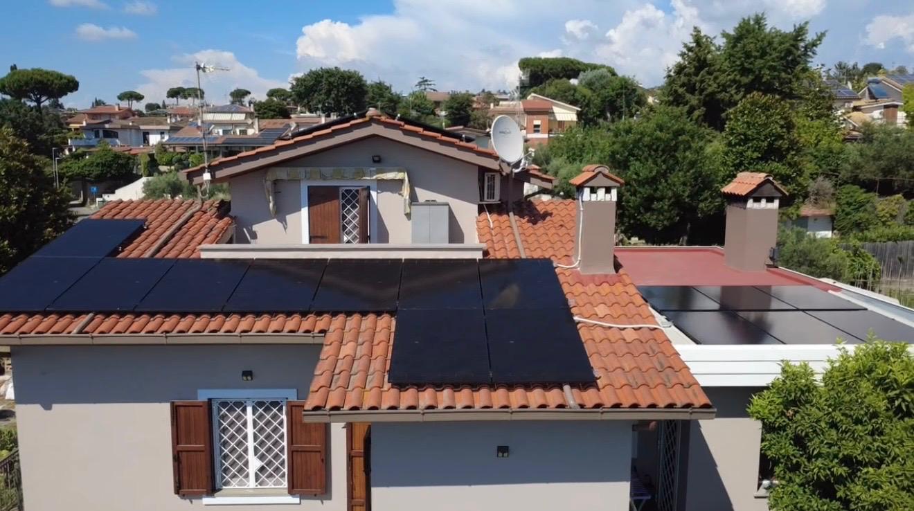 Impianto fotovoltaico installato su tetto a falda con pannelli neri