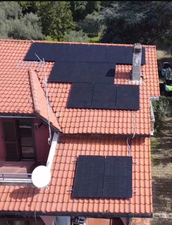 Vista dall'alto di un impianto fotovoltaico su copertura in coppi rossi